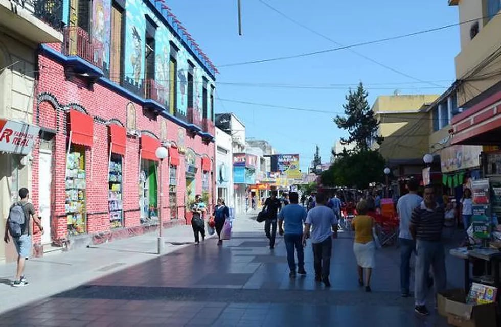 Se ve poco movimiento en el centro de Santiago y los comercios no están vendiendo prácticamente nada.