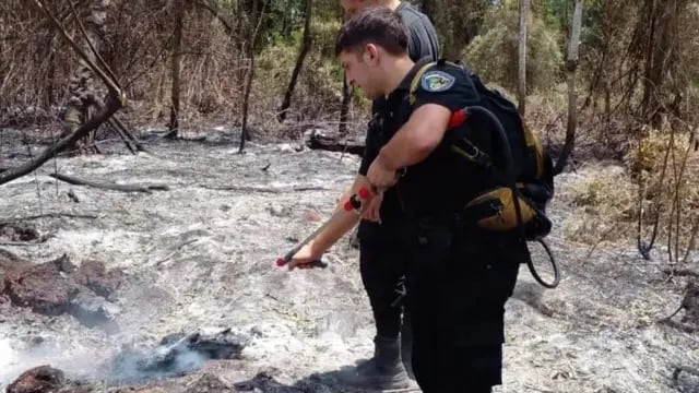 Extinguieron un incendio forestal en Comandante Andresito mediante un avión hidrante