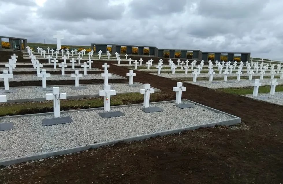 HANDOUT - ARCHIVO - Cementerio Darwin en las Islas Malvinas, fotografiado el 22/06/2017. Este 01/12/2017 el Comité Internacional de la Cruz Roja (CICR) entregó a las delegaciones de Argentina y Reino Unido los informes forenses de la identificación de los restos de 88 soldados argentinos enterrados como \
