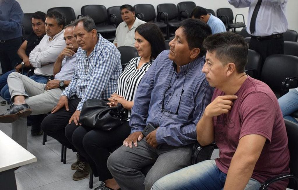 Los representantes de la Cámara de Conductores de taxis y con ellos la concejal Moya, en la reunión en la Central de Policía.