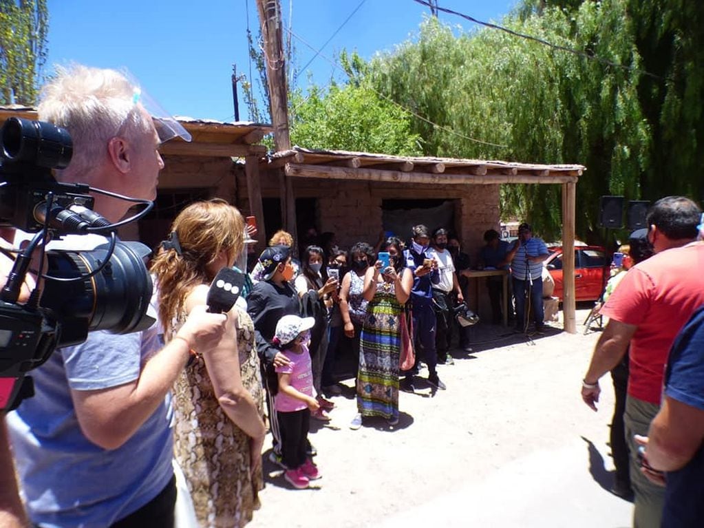 Numeroso público se congregó en el ingreso a Tilcara para dar la bienvenida a Marley y Lizy.