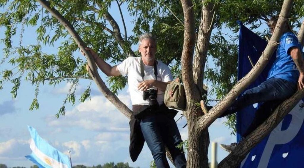 El fotógrafo de La Arena y secretario general del Sindicato de Prensa subido a un árbol para tener un mejor ángulo (Plan B Noticias)