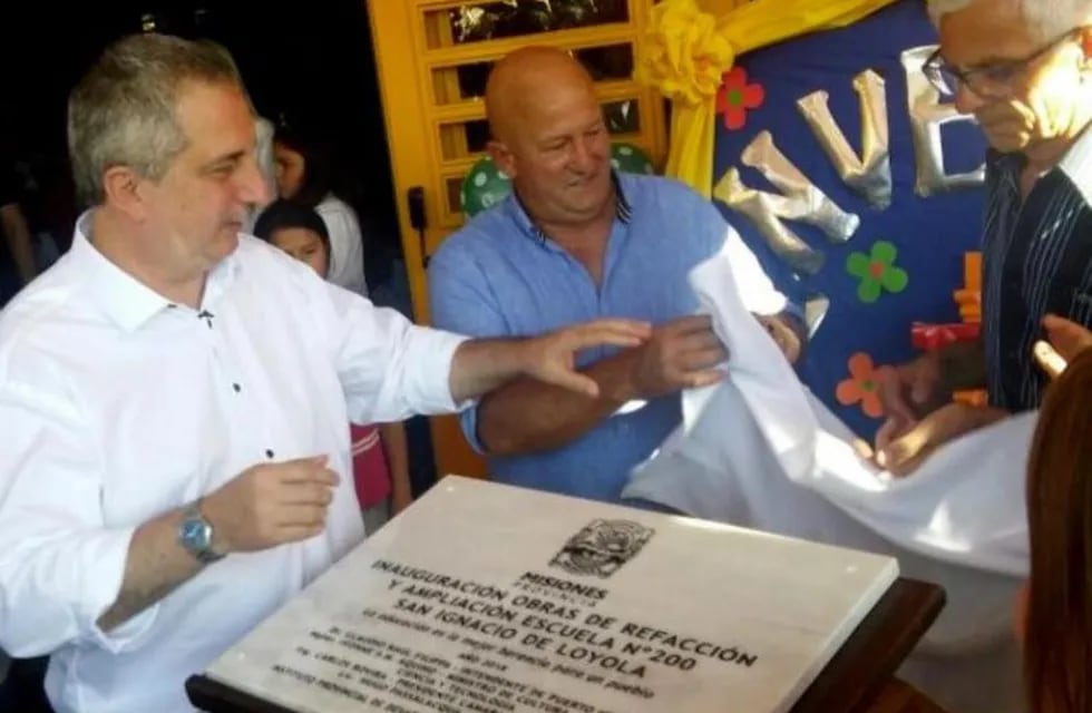 El gobernador de Misiones, Hugo Passalacqua inauguró obras de una escuela de Iguazú.