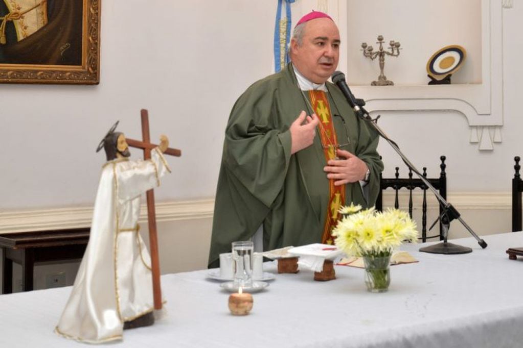 Monseñor Daniel Fernández, oficiando misa junto a la imagen del Santísimo Salvador. Este martes se cumple el séptimo aniversario de su toma de posesión de la Diócesis de Jujuy.