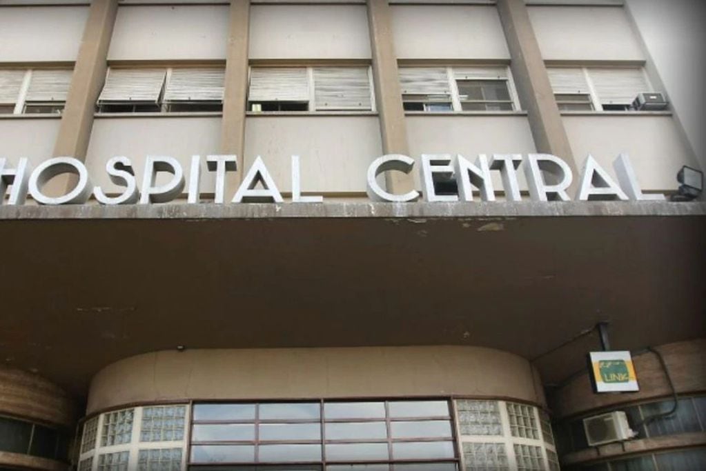 Hospital Central de Mendoza. La mujer permanece internada a más de un mes del choque.