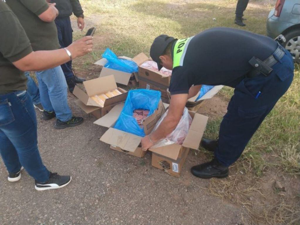 La Policía de San Luis detuvo a un auto que venía desde San Juan con 487 hamburguesas crudas.