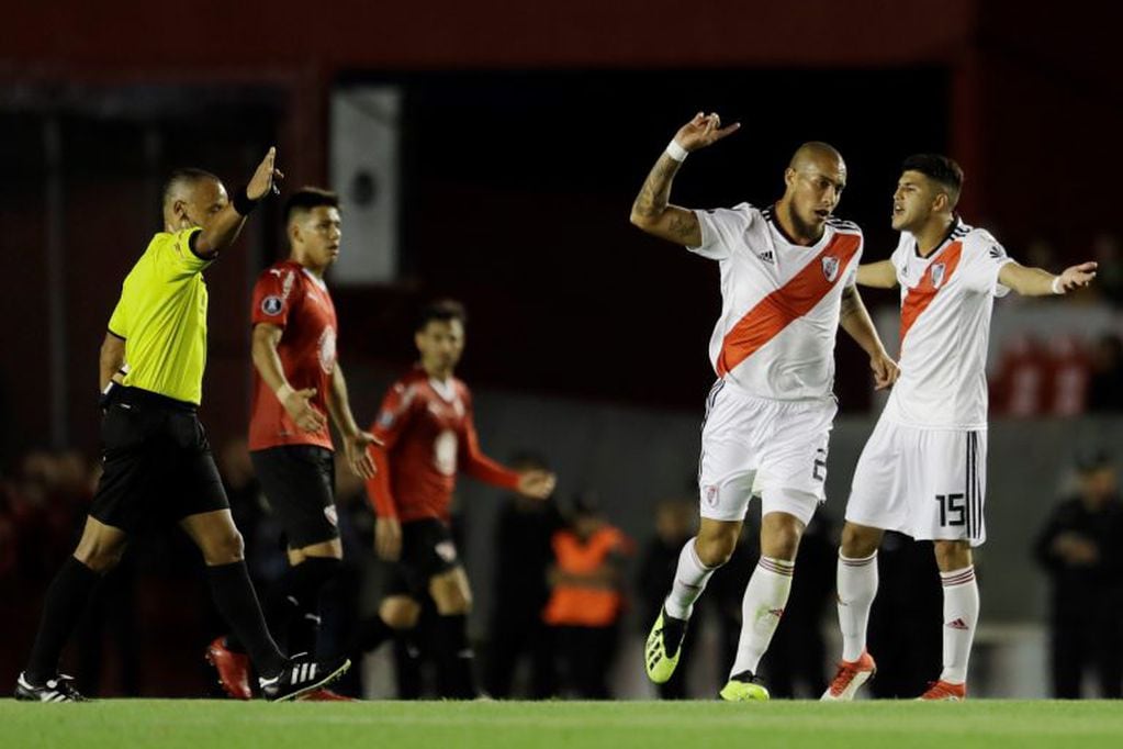 Sampaio dirigiendo en cancha de Independiente el duelo entre River y el Rojo en 2018. Foto: AP/Natacha Pisarenko.