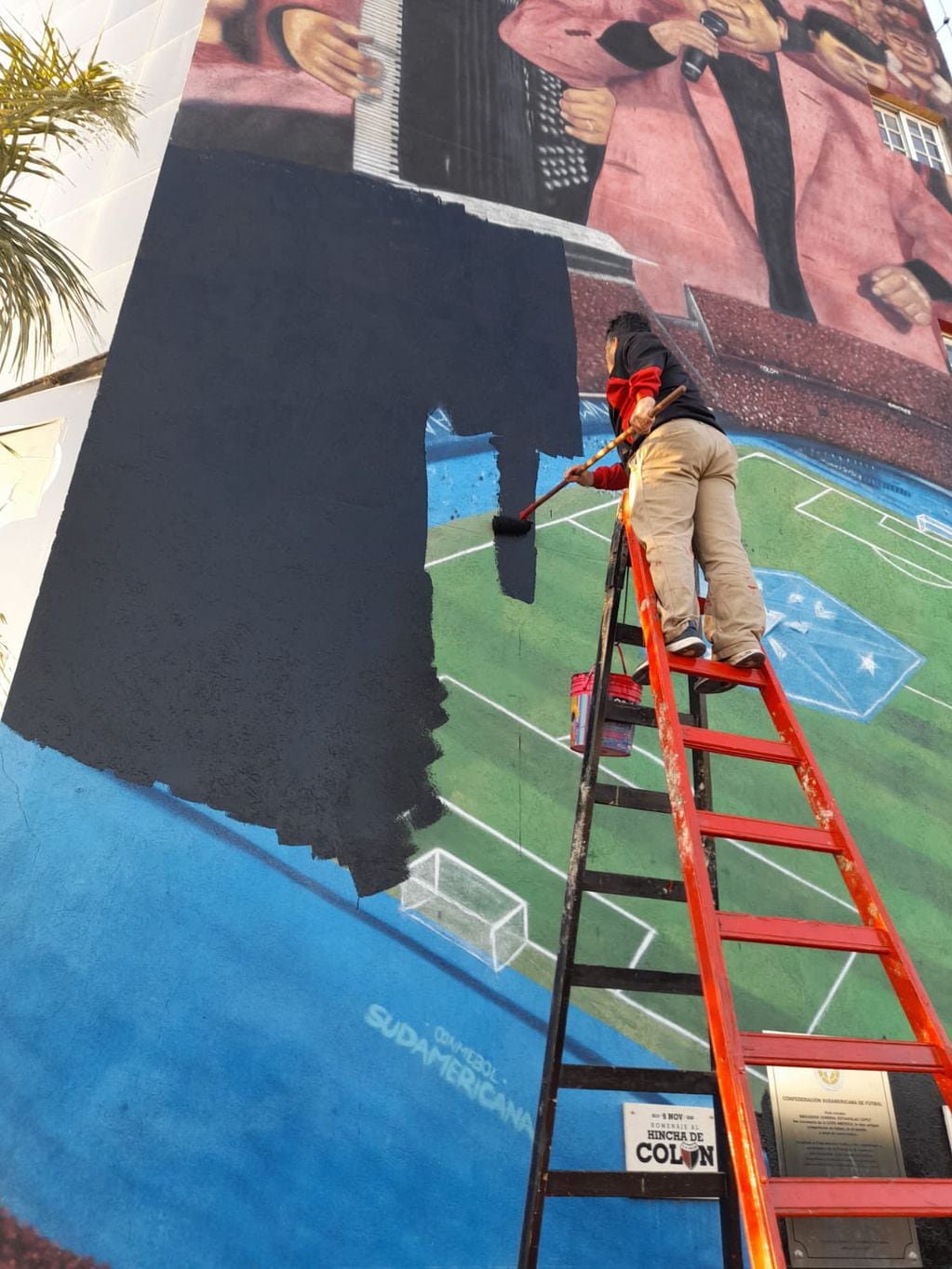 Por decisión de Colón, comenzaron a tapar el mural de Los Palmeras en el Cementerio de Los Elefantes.