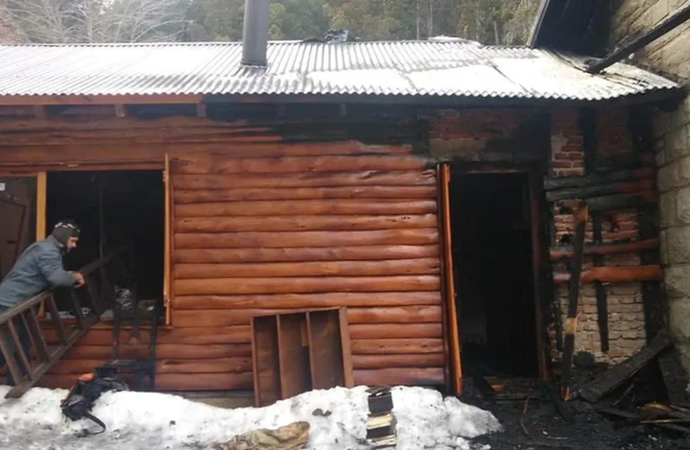 Comunidades mapuches incendiaron una cabaña de Villa Mascardi y usurparon varios terrenos.