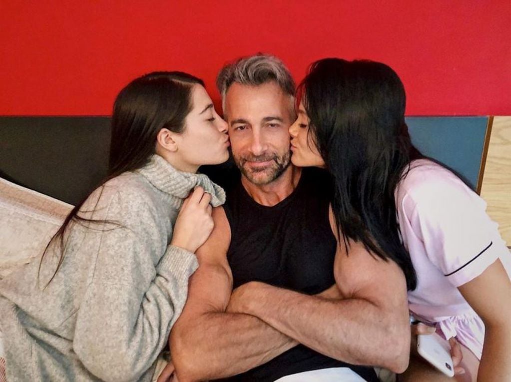 Osvaldo Sabatini junto a sus hijas Oriana y Tiziana, fruto de su relación con Catherina Fullop (Foto: Instagram/ fulopcatherine)
