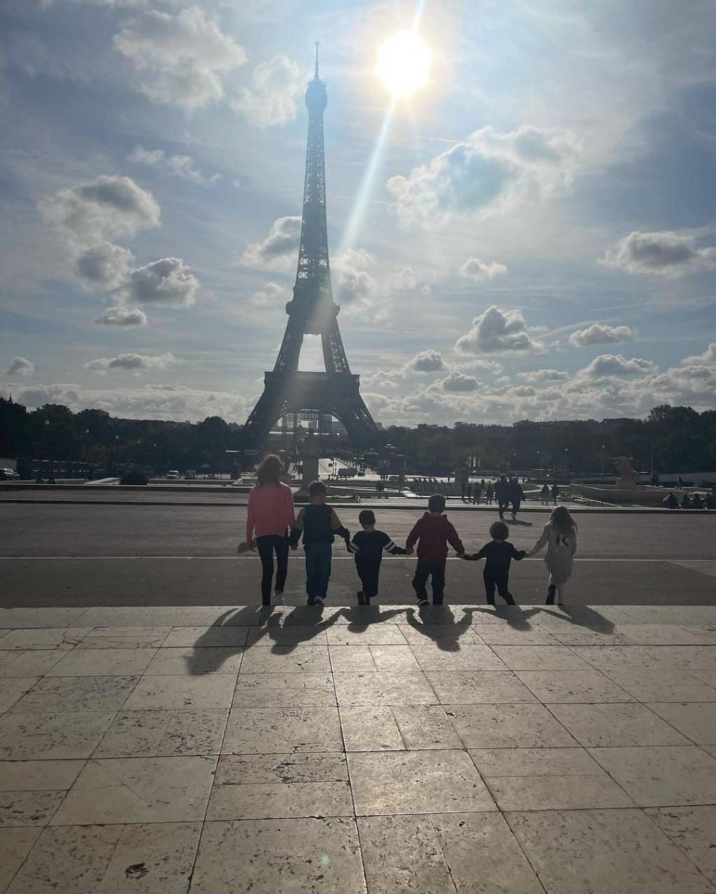 El tiempo en París jugó a favor del plan del paseo familiar compartido.
