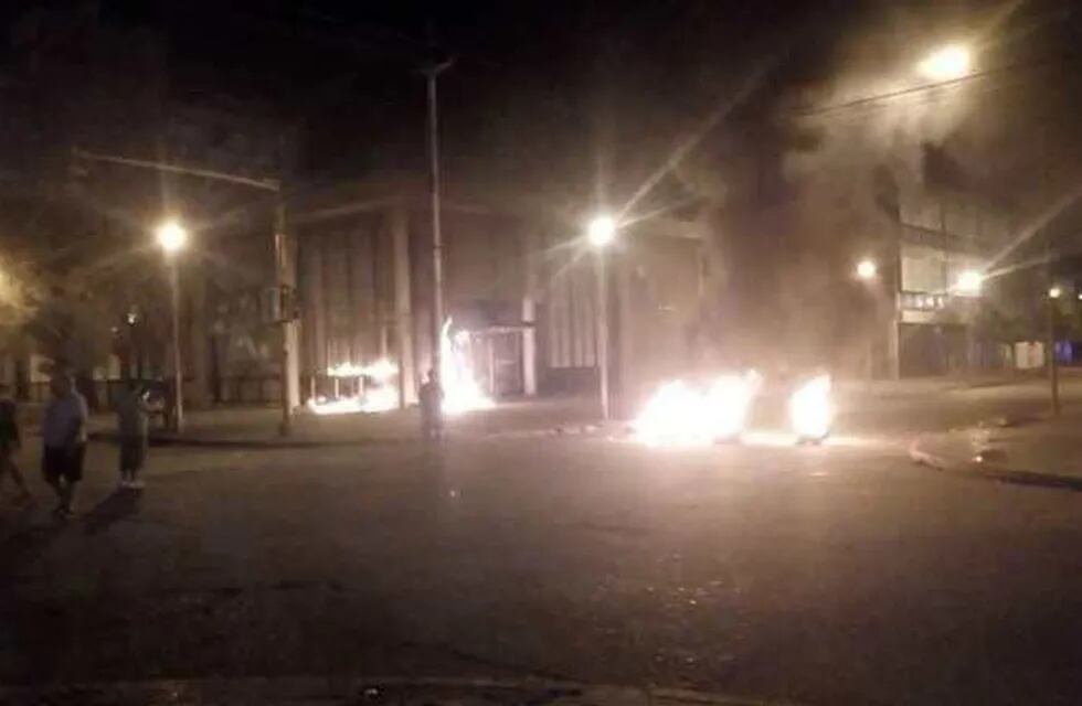 La protesta terminó con la fachada de la Cooperativa Integral de Villa Gobernador Gálvez en llamas. (Desarrollo Zonal)