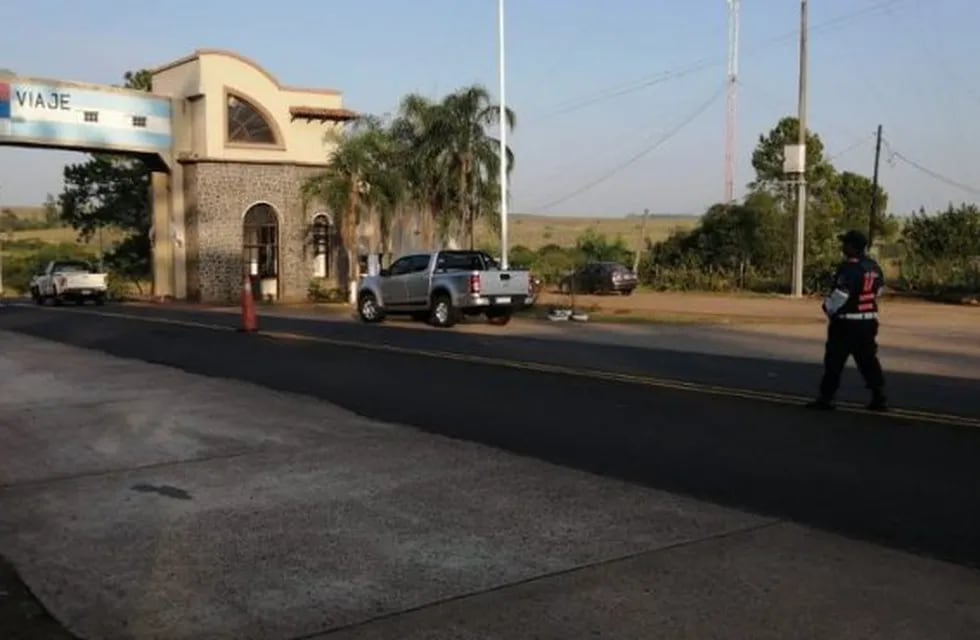 Arco de ingreso a Misiones con vigilancia policial en el límite con la vecina provincia de Corrientes. (MisionesOnline)
