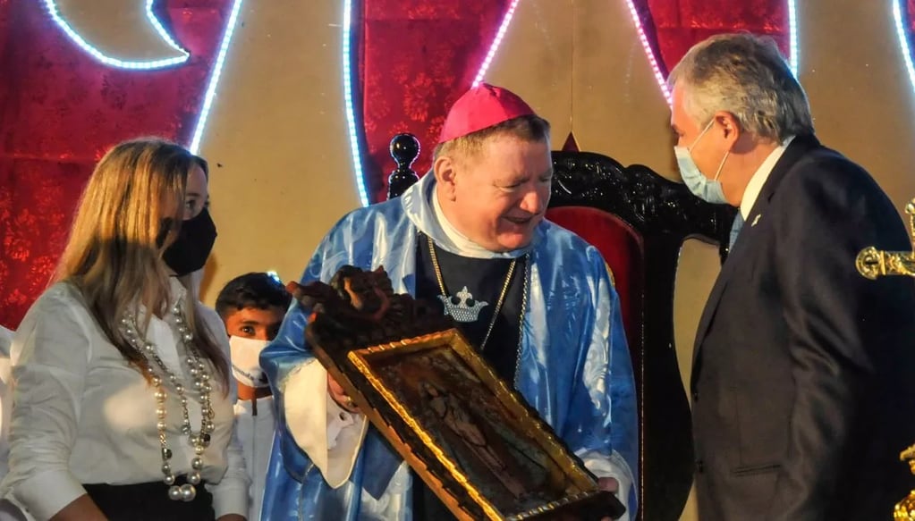 El gobernador Morales, acompañado por su esposa Tulia Snopek, al momento de entregar un obsequio al monseñor Adamczyk, un artístico cuadro con la imagen de la Virgen de Río Blanco y Paypaya.