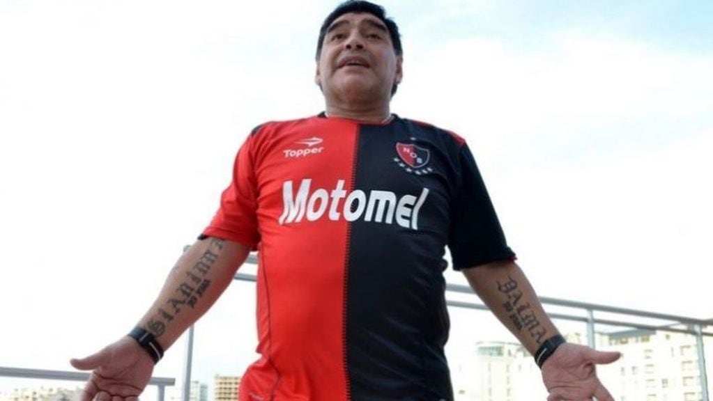 Diego Maradona con la camiseta de Newell's. (CANOB)