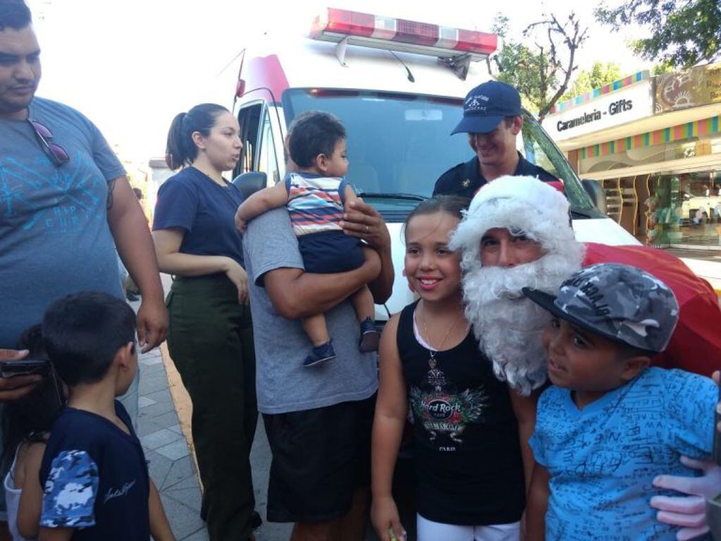 Cuerpo de bomberos voluntarios de Carlos Paz junto a Papá Noel