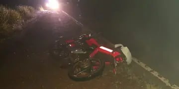 El Alcázar: despistó con su motocicleta por un árbol caído