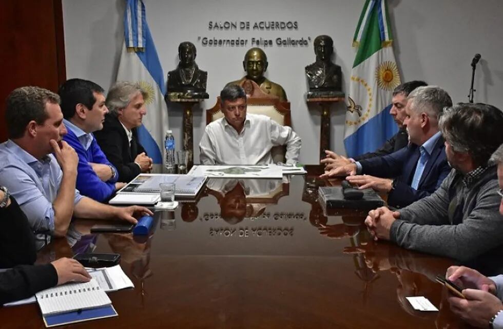 El gobernador de Chaco, Domingo Peppo reunido con los empresarios que buscarán invertir en Costanera Norte.