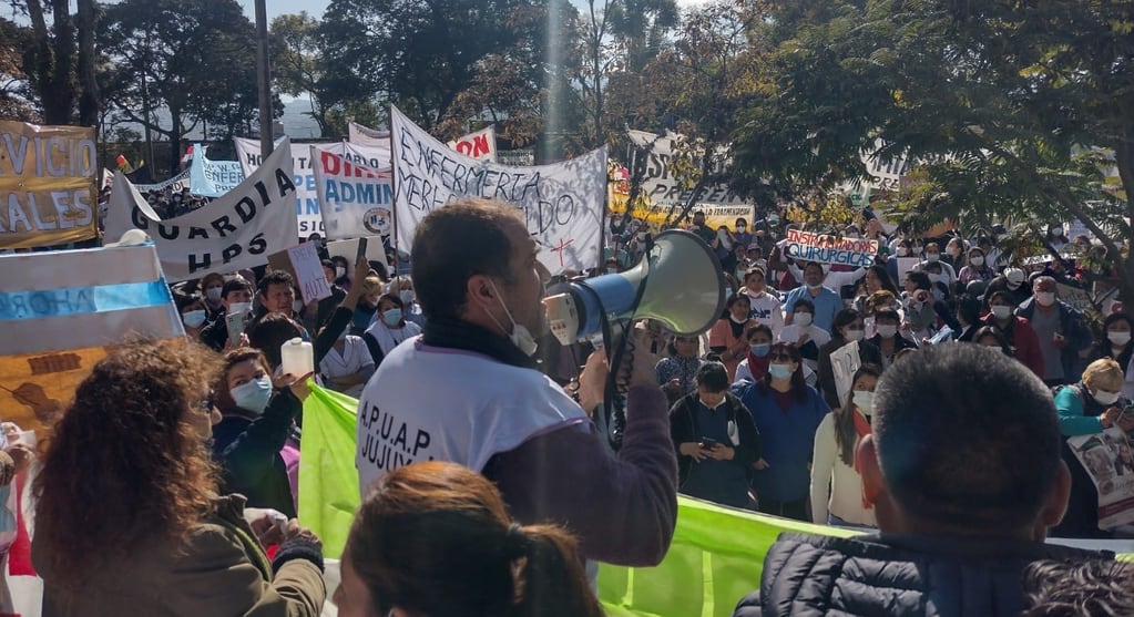 Profesionales nucleados en APUAP y trabajadores registrados en el escalafón general de la administración pública de Jujuy se movilizaron este jueves por las calles céntricas.