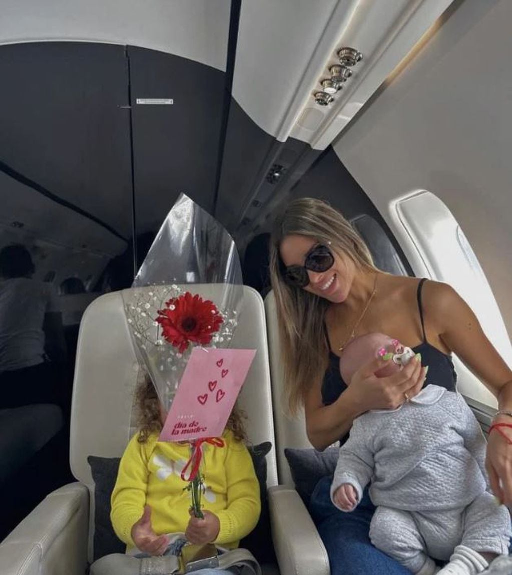 Gandolfo con sus hijos, Nina y Theo, en el avión rumbo a Mendoza.