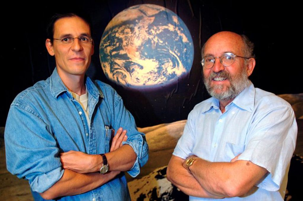 Imagen archivo. Los suizos Michel Mayor (izquierda) y Didier Queloz (derecha) fueron galardonados en conjunto por el Nobel de Física por descubrir el primer exoplaneta. Foto: Laurent Gillieron, Keystone vía AP.