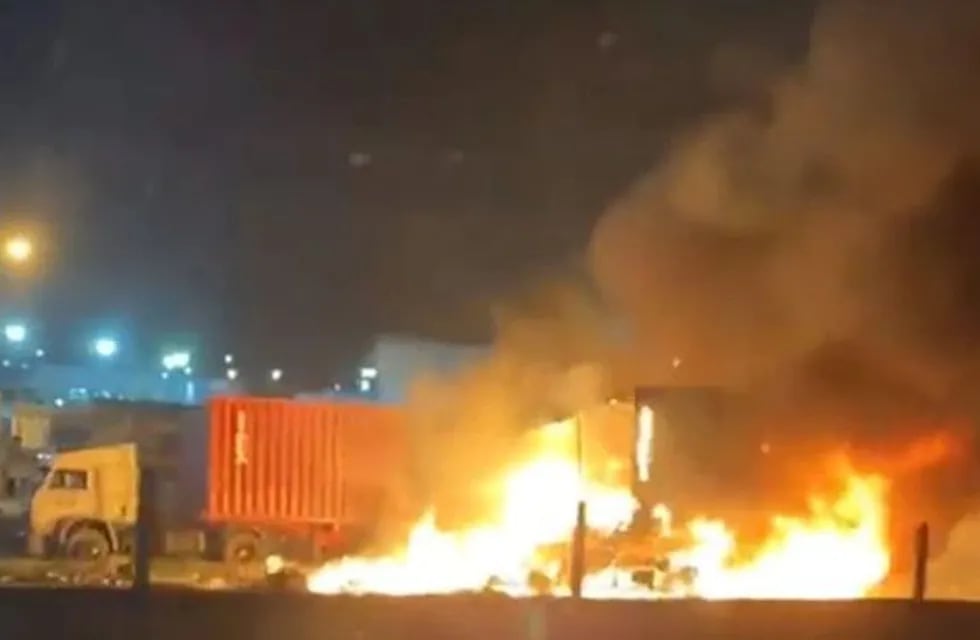 Un camión que transportaba aerosoles chocó y hubo una explosión: hay tres muertos (Captura de video).