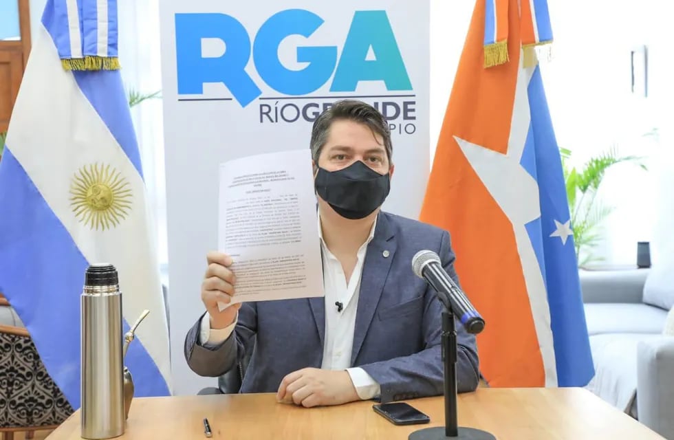El Intendente Martín Perez firmó un convenio para la realización de obras que mejorarán la red cloacal del Casco Viejo de la ciudad.