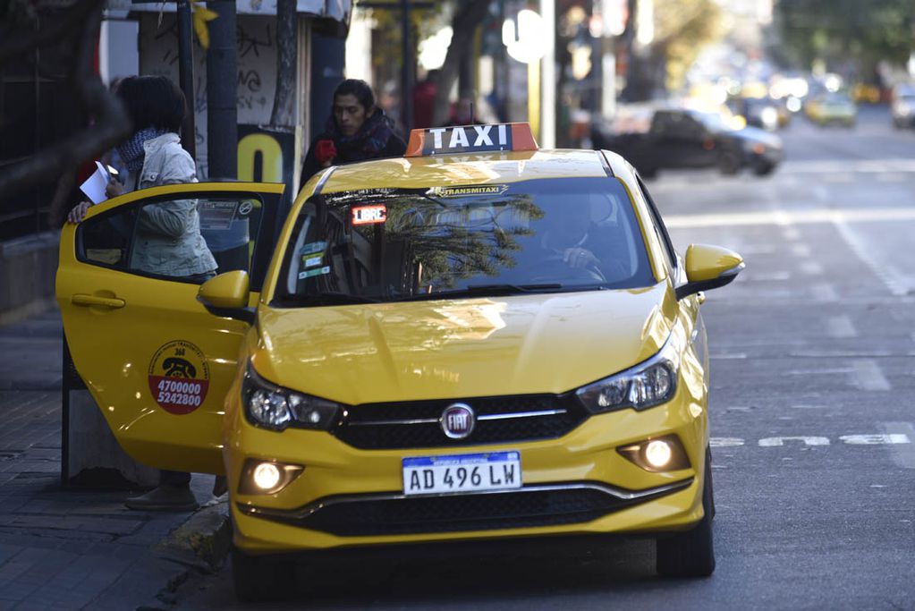 Colón y Cañada.  Por el paro hubo gran demanda de taxis y remises. Paro de transporte en Córdoba. ( Ramiro Pereyra /La Voz)