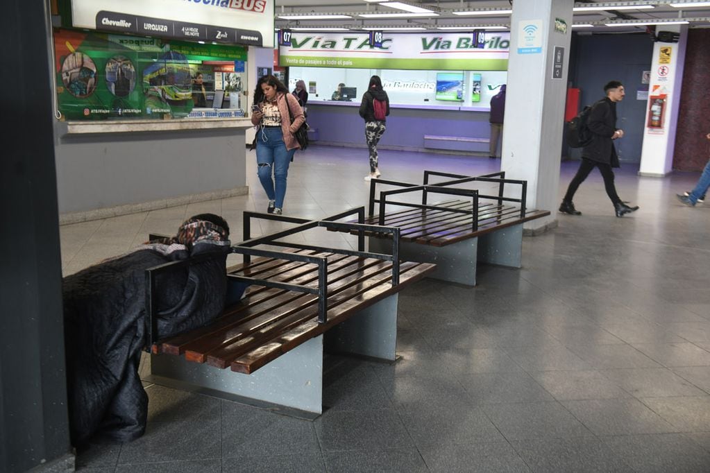 En la terminal de ómnibus de Córdoba modificaron los bancos para que la gente no pueda acostarse y dormir en ellos: solo sentarse. (Ramiro Pereyra / La Voz)