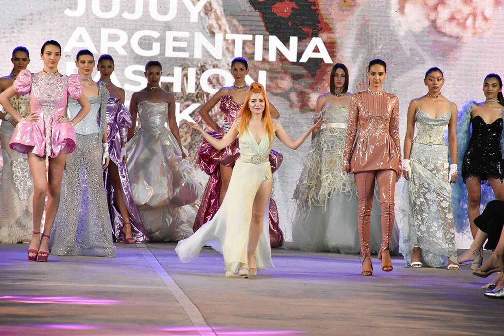 Verónica de la Canal en el desfile apertura de Jujuy Argentina Fashion Week.