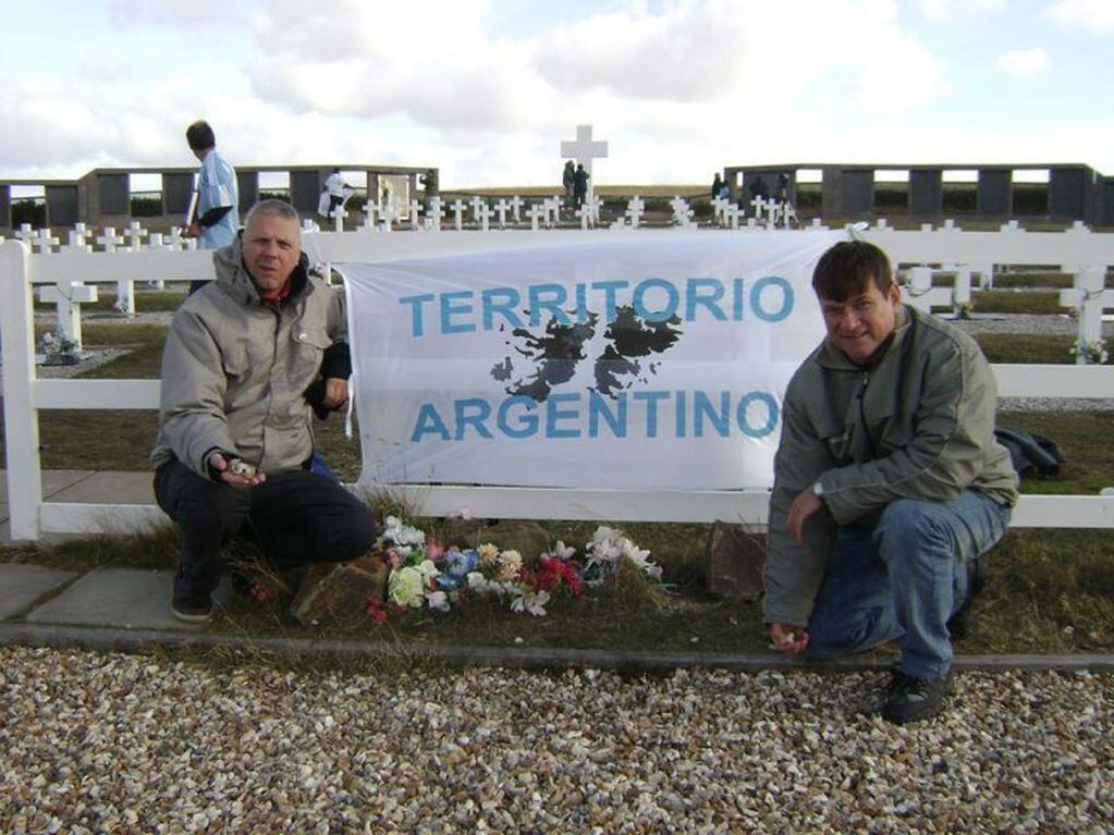 VGM Adolfo Julio Schwighofer junto a Argentino Foremny en el Cementerio de Darwin, Islas Malvinas.