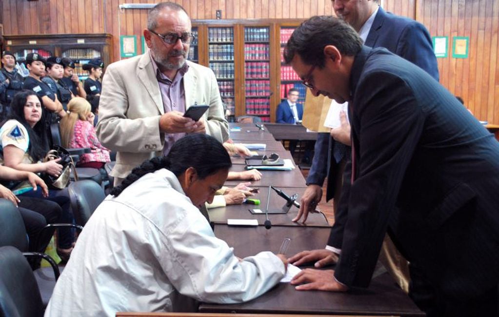 En una fotografía de archivo se ve al abogado Luis Paz (izq.) asistiendo a su cliente la dirigente Milagro Sala, en una audiencia judicial en el salón "Vélez Sarsfield" de Tribunales.