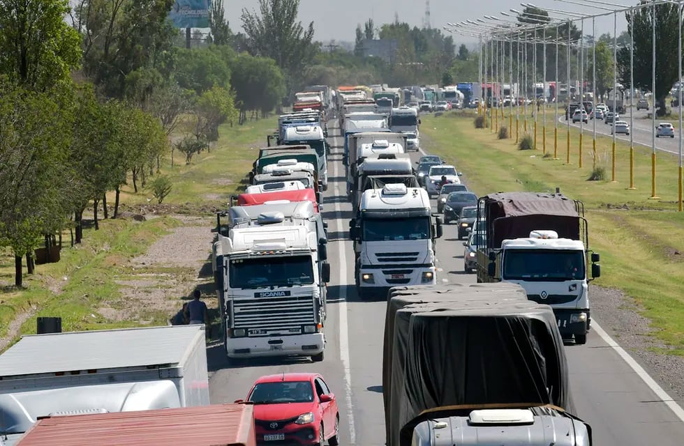 Transportistas anunciaron que harán una medida de fuerza por la falta de abastecimiento de gasoil y podrían haber cortes de rutas.