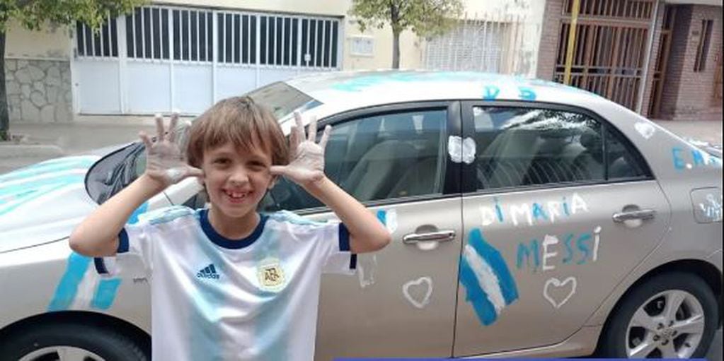 Nene de Gualeguaychú pintó el coche familiar para celebrar la Copa del Mundo