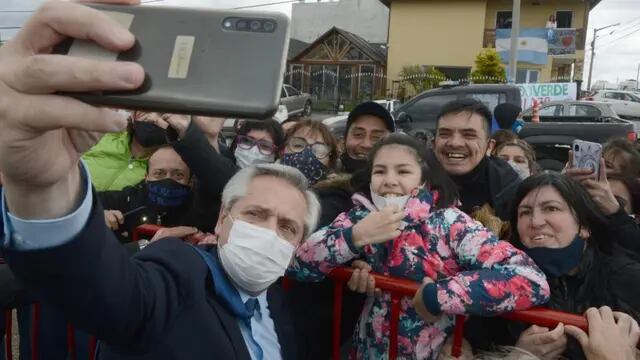 "Selfie". Alberto Fernández ayer, en Tierra del Fuego. (Presidencia de la Nación)