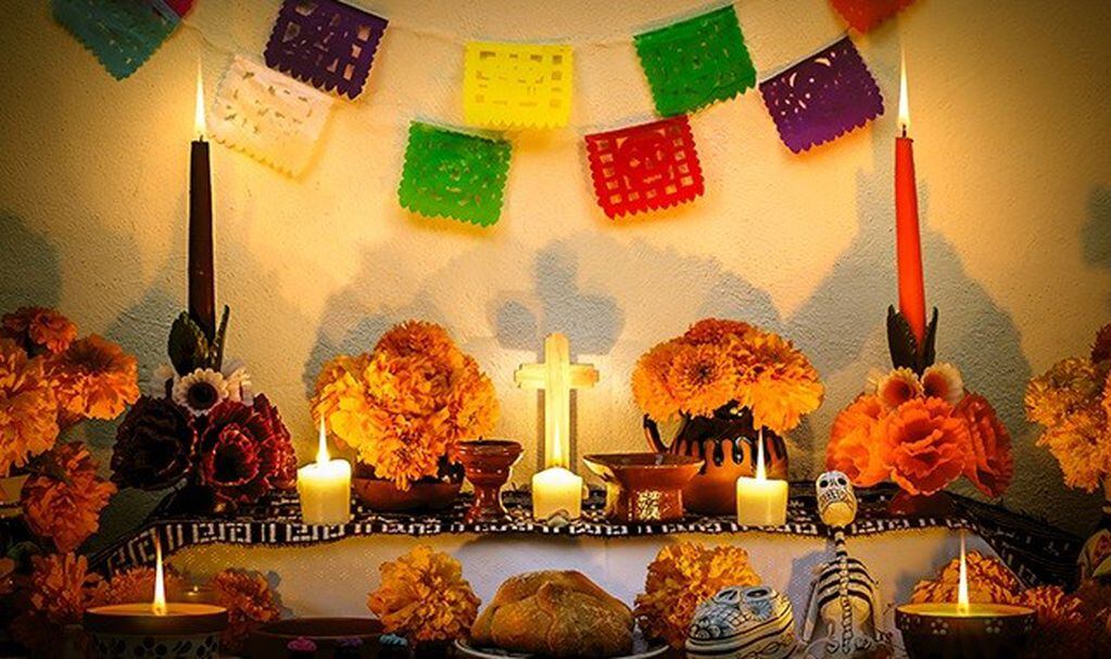 El ritual de la ofrenda es típico de la celebración mexicana.