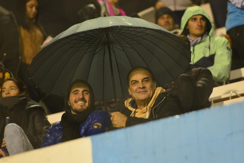 La lluvia no impidió el festejo de los hinchas de Racing en el triunfo ante Unión de Sunchales. Foto Javier Ferreyra