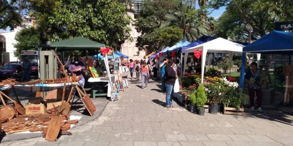 Feria Navideña en plaza Belgrano en diciembre del 2020 (Facebook Dirección de Economía Social de la Municipalidad de Salta)