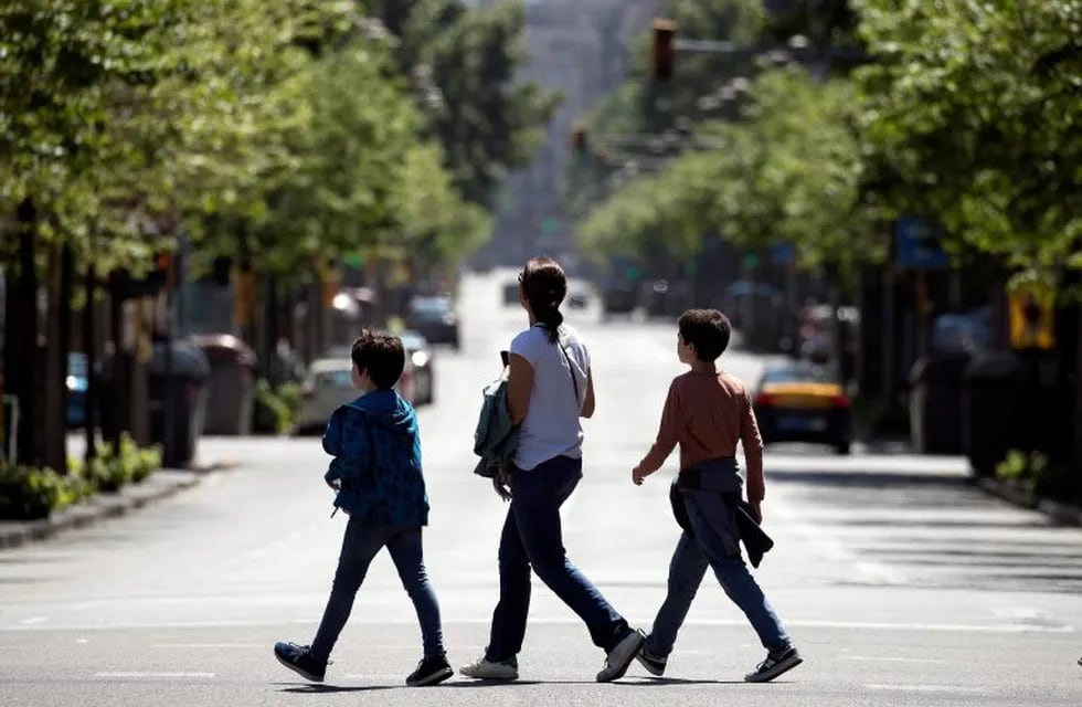 Una familia camina por Barcelona. (Foto: EFE/Alberto Estévez)