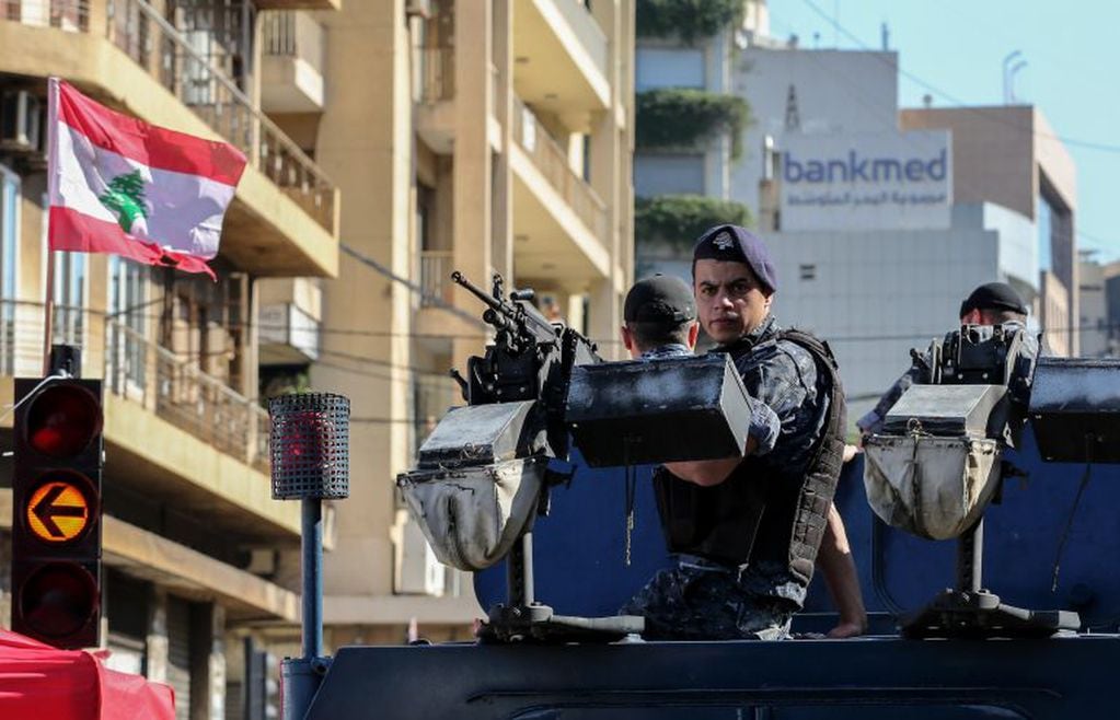 La policía libanesa supervisa la eliminación del bloqueo de la carretera principal que conduce al este de Beirut, Líbano, el 30 de octubre de 2019. Crédito:  EFE/EPA/NABIL MOUNZER.