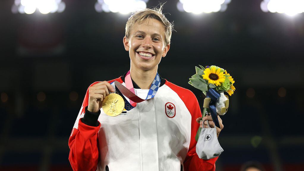 Quinn con la medalla de Oro conseguida en Tokio 2022