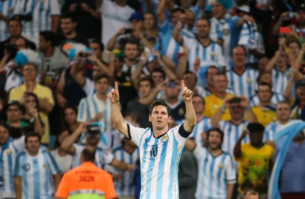 Lionel Messi celebra su gol ante Bosnia