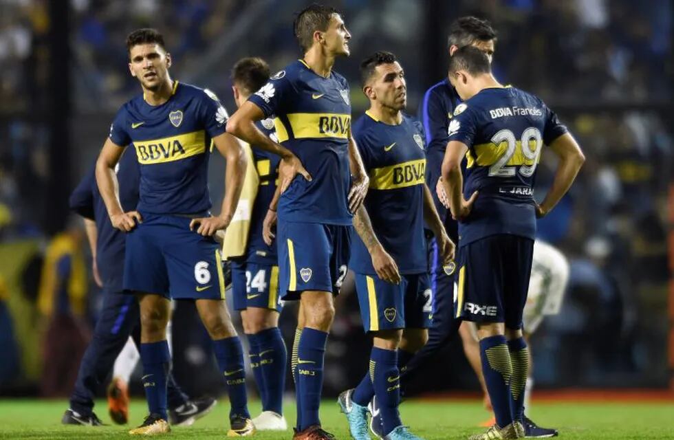 Futbolistas de Boca se lamentan tras la derrota por 2 a 0 ante Palmeiras en La Bombonera. (AP Photo/Gustavo Garello)