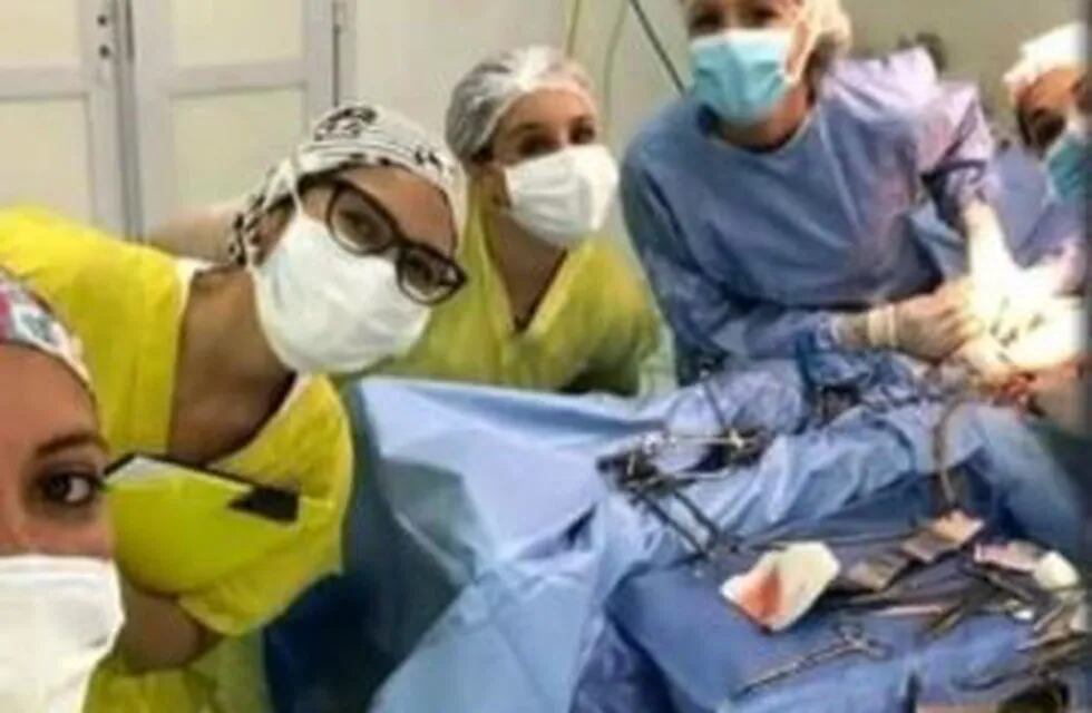 Médicos se sacaron una foto en plena operación