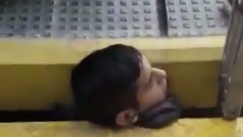 Un joven quedó atrapado entre el tren y el andén (Foto: captura video/Clarín)