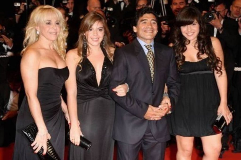 Maradona junto a su primer mujer, Claudia Villafañe y sus dos hijas, Dalma y Gianinna.