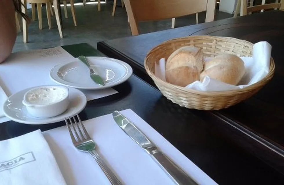 En La Plata dictaminaron que es ilegal cobrar el servicio de mesa
