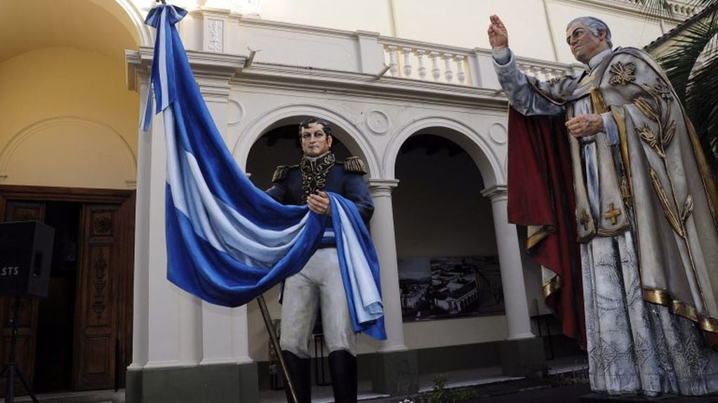 En el patio de la Iglesia Catedral de San Salvador de Jujuy se recrea el histórico momento de la bendición de la Bandera, en brazos del general Belgrano, a cargo del canónigo Juan Ignacio Gorriti.