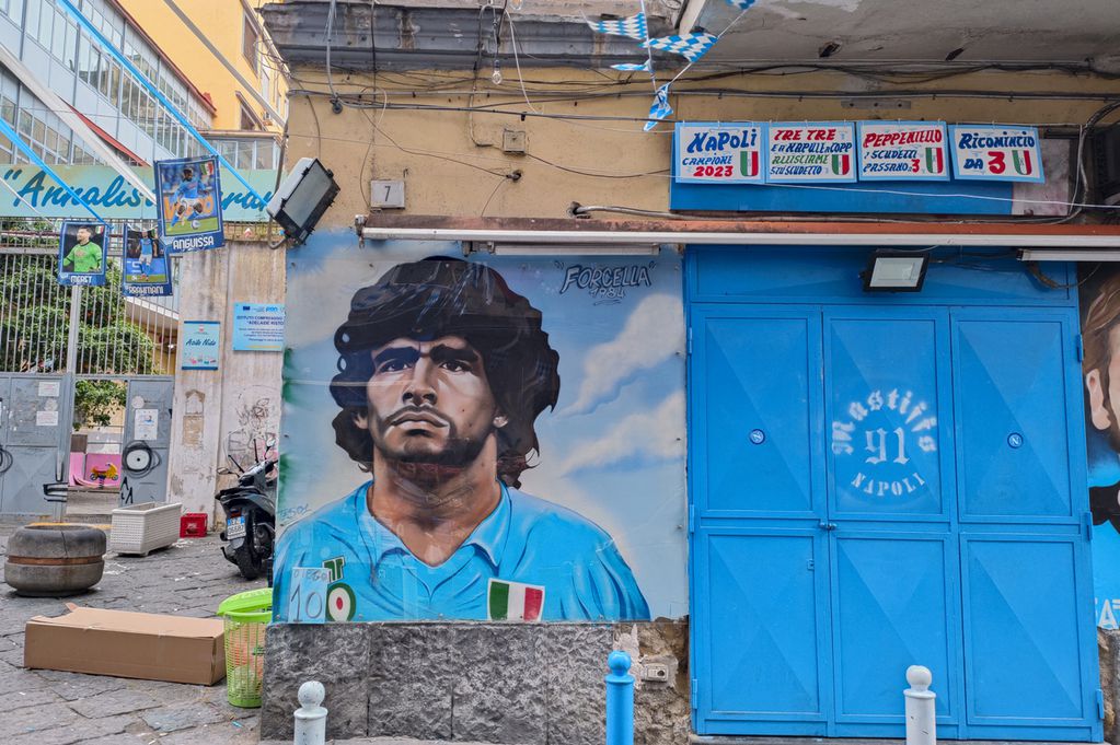Un mural de Diego Maradona en Nápoles, siempre presente.