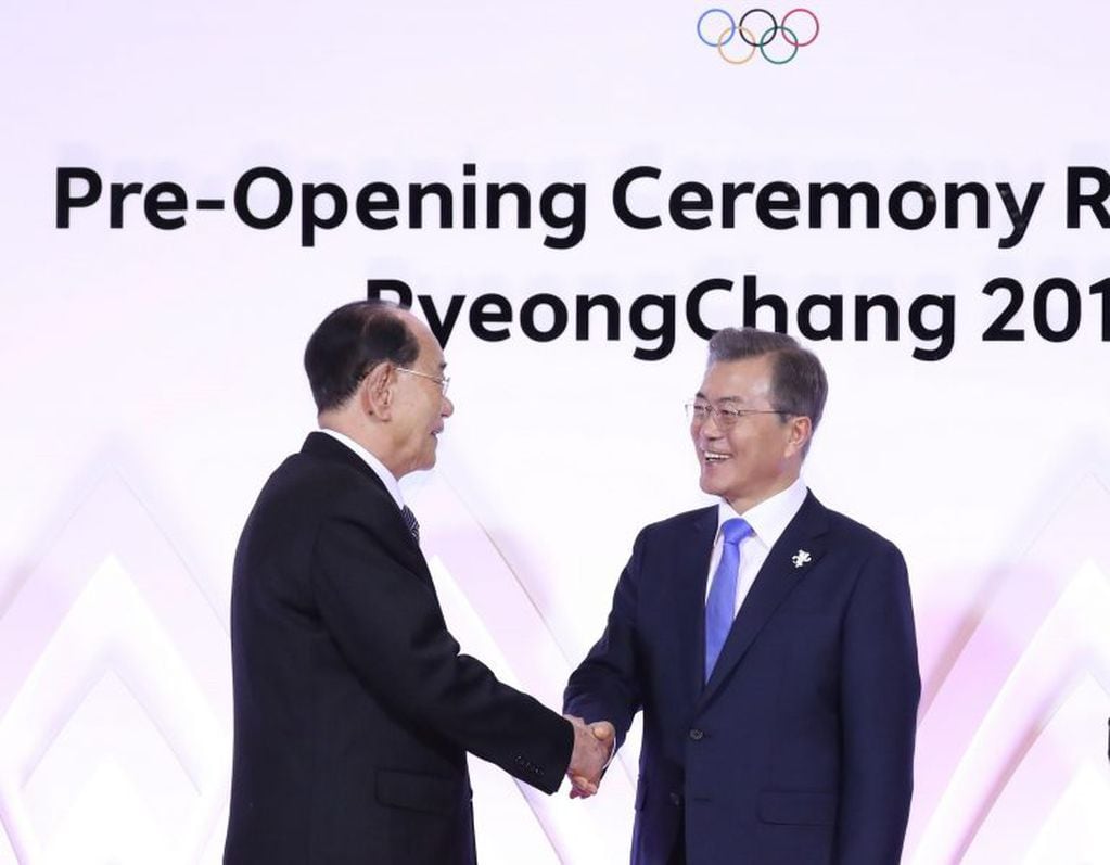El presidente surcoreano, Moon Jae-in (d), da la bienvenida al presidente honorífico de Corea del Norte, Kim Yong-nam.